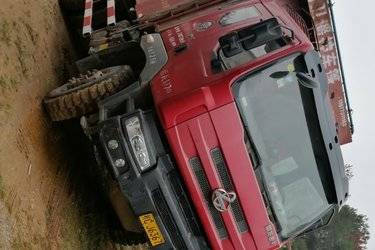 二手东风柳汽 乘龙M5 336马力 6X4 5.6米自卸车(国三) 后八轮 玉柴二手自卸车 黄牌图片
