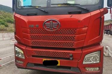 二手青岛解放 JH6?重卡 生活舱版 560马力 6X4 AMT自动挡牵引车(国六) 双驱 潍柴二手牵引车 黄牌图片