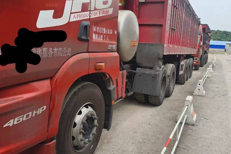 二手青岛解放 560马力 牵引车