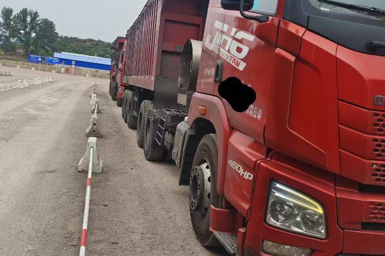 二手青岛解放 560马力 牵引车