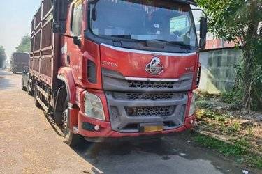 二手东风柳汽 乘龙H5中卡 220马力 4X2 6.8米仓栅式载货车(国五) 单桥 玉柴二手载货车 黄牌图片