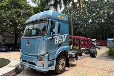二手东风柳汽乘龙H5V 创富版 6.9L柴油 350马力 4X2 法士特9档 AMT自动档 9.7米厢式载货车(国六) 单桥 玉柴二手载货车 黄牌图片