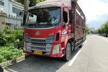 二手东风柳汽 乘龙M3中卡 180马力 4X2 6.8米仓栅式载货车底盘(国五) 单桥 玉柴二手载货车 黄牌