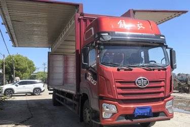 二手青岛解放 JK6中卡 240马力 4X2 9.75米翼开启厢式载货车(国六) 单桥 玉柴二手载货车 黄牌