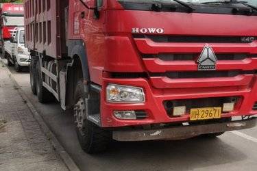 二手中国重汽 HOWO重卡 440马力 6X4 6.3米自卸车(国五) 后八轮 中国重汽二手自卸车 黄牌图片