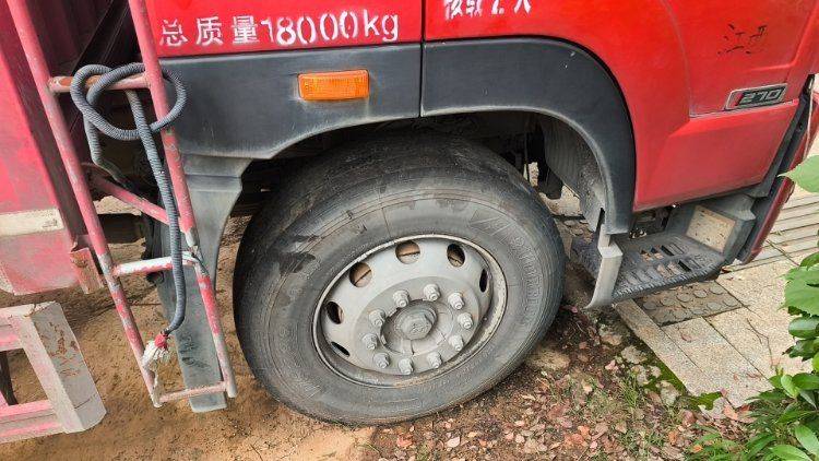 二手青岛解放 270马力 载货车