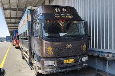 二手一汽解放 J6L中卡 领航版绿通240马力 4X2 6.75米仓栅式载货车(国五) 单桥 潍柴二手载货车 黄牌图片