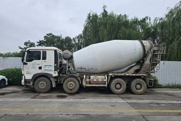 二手中国重汽 HOWO T5G 340马力 8X4 7.73方混凝土搅拌车(国五) 前四后八 曼二手搅拌车图片