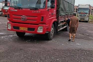 二手三环十通 昊龙 标载版 170马力 4X2 6.75米排半仓栅式载货车(国五) 单桥 玉柴二手载货车 黄牌图片