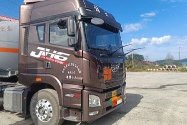 二手青岛解放 JH6重卡 460马力 6X4 危险品牵引车(国六) 双驱 锡柴二手牵引车 黄牌图片