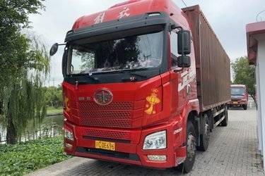 二手青岛解放 JH6重卡 290马力 6X2 9.5米厢式载货车(国五) 前四后四 锡柴二手载货车 黄牌图片