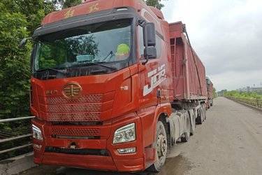 二手青岛解放 JH6重卡 领航版 550马力 6X4牵引车(国五) 双驱 潍柴二手牵引车 黄牌图片