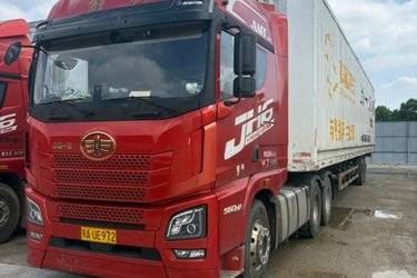 二手青岛解放 JH6?重卡 生活舱版 560马力 6X4 AMT自动挡牵引车(国六) 双驱 锡柴二手牵引车 黄牌