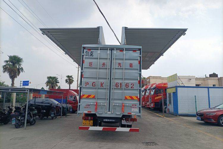 二手重汽汕德卡 330马力 载货车
