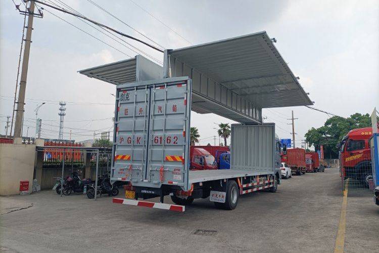 二手重汽汕德卡 330马力 载货车
