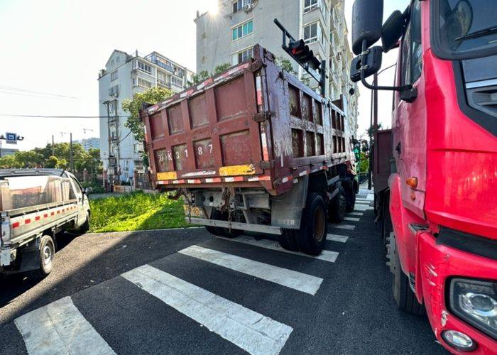 二手中国重汽成都商用车 220马力 自卸车