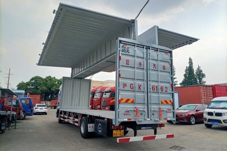 二手重汽汕德卡 330马力 载货车