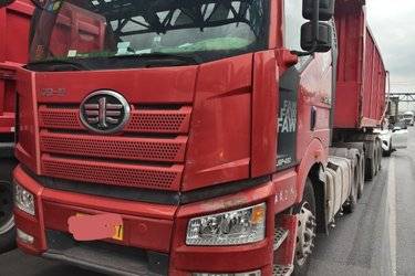 二手青岛解放 JH6重卡 质惠版 460马力 6X4牵引车(国五) 双驱 锡柴二手牵引车 黄牌