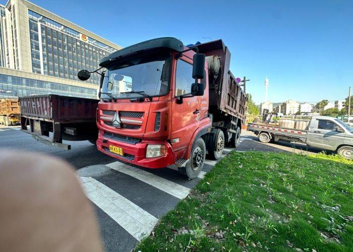 二手中国重汽成都商用车 220马力 自卸车
