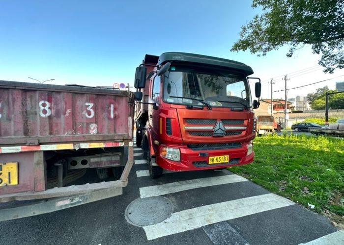 二手中国重汽成都商用车 220马力 自卸车