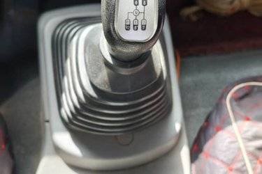 二手中国重汽HOWO G5X中卡 190马力 5.2米排半栏板载货车(国六) 单桥 蓝齐柳机二手载货车 黄牌图片