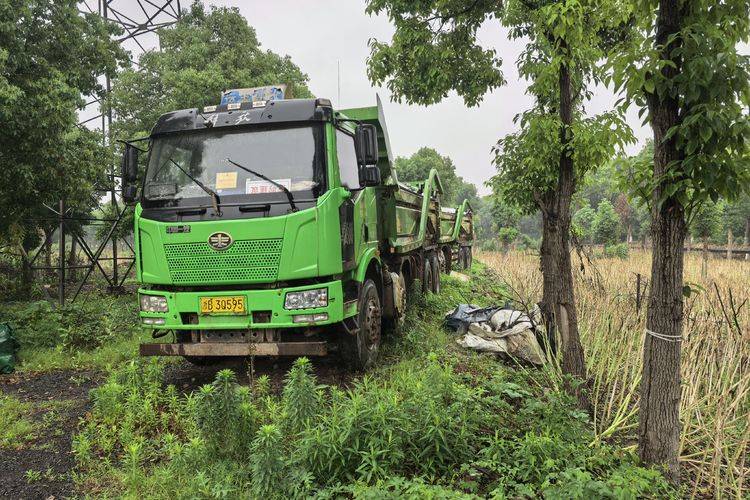 二手青岛解放 350马力 自卸车