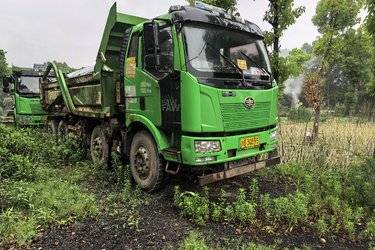 二手青岛解放 JK6 350马力 8X4 5.6米自卸车(国六) 前四后八 北内柴油机二手自卸车 黄牌