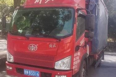 二手青岛解放 赛龙II中卡 164马力 4X2 6.1米仓栅式载货车(国四) 单桥 一汽二手载货车 黄牌图片