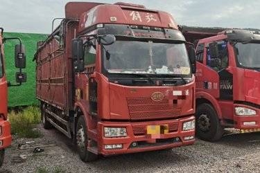 二手一汽解放 J6L中卡 2019款 240马力 4X2 6.75米仓栅式载货车(国五) 单桥 大柴二手载货车 黄牌