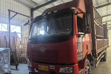 二手一汽解放 J6L中卡 180马力 4X2 6.8米仓栅式载货车(国五) 单桥 大柴二手载货车 黄牌图片
