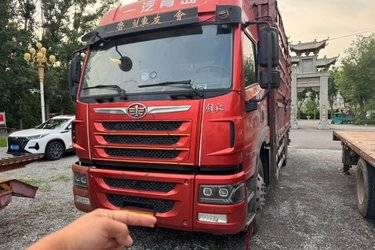 二手青岛解放 龙VH中卡 220马力 6X2 6.7米仓栅式载货车(国五) 前四后四 锡柴二手载货车 黄牌图片
