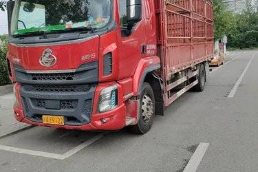 二手东风柳汽 乘龙H5中卡 260马力 4X2 6.8米仓栅式载货车(国五) 单桥 玉柴二手载货车 黄牌图片