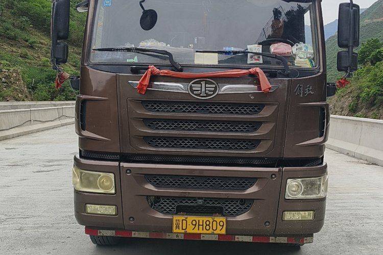 二手青岛解放 400马力 牵引车