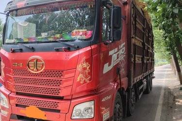二手青岛解放 JH6重卡 领航版2.0 420马力 8X4 9.5米仓栅式载货车(国五) 前四后八 锡柴二手载货车 黄牌图片