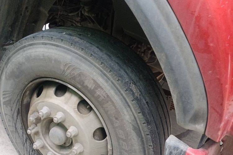 东风柳汽乘龙 240马力 载货车