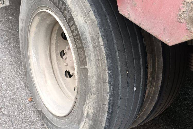 东风柳汽乘龙 240马力 载货车