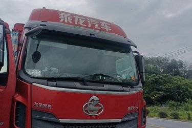 二手东风柳汽 乘龙H5中卡 240马力 4X2 6.8米仓栅式载货车(国五) 单桥 玉柴二手载货车 黄牌图片