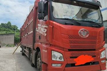 二手青岛解放 JH6重卡 领航版2.0 320马力 6X2 8.6米仓栅式载货车(国六) 前四后四 锡柴二手载货车 黄牌