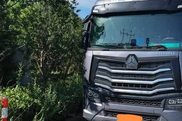 二手中国重汽 HOWO Max重卡 480马力 6X4牵引车(国六)(液力缓速器)(国六) 双驱 潍柴二手牵引车 黄牌图片