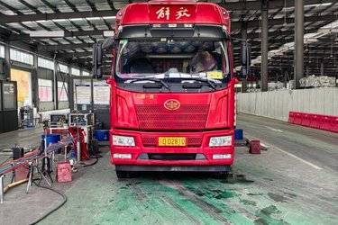 二手一汽解放 J6L中卡 领航版2.0 绿通 240马力 4X2 6.75米仓栅式载货车(国五) 单桥 大柴二手载货车 黄牌图片