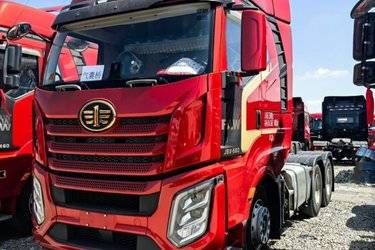 二手一汽解放 J6V 经典版 560马力 6X4 AMT自动档牵引车(带液缓)(国六) 双驱 锡柴二手牵引车 黄牌图片