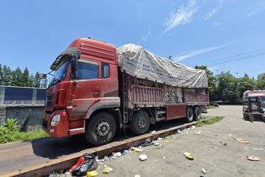 二手东风商用车 天龙重卡 315马力 8X4 9.4米仓栅式载货车(国五) 前四后八 康明斯二手载货车 黄牌图片