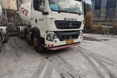 二手中国重汽 HOWO T5G 340马力 8X4 7.73方混凝土搅拌车(国五) 前四后八 曼二手搅拌车图片