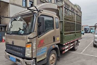 二手中国重汽HOWO 统帅 141马力 3.9米排半仓栅式载货车(国四) 单桥 福田康明斯二手载货车 蓝牌图片