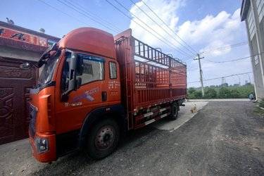 二手中国重汽HOWO G5X中卡 240马力 5.75米排半仓栅式载货车(国六) 单桥 潍柴二手载货车 黄牌图片