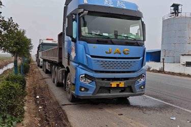 二手江淮 超越Q7重卡 560马力 6X4 AMT自动挡牵引车(采埃孚)(国六) 双驱 东风康明斯二手牵引车 黄牌图片