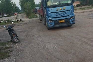 二手江淮 超越Q7重卡 560马力 6X4 AMT自动挡牵引车(采埃孚)(国六) 双驱 东风康明斯二手牵引车 黄牌图片