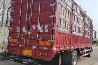 二手东风柳汽 新乘龙M3中卡 185马力 4X2 5.7米仓栅式载货车(国五) 单桥 玉柴二手载货车 黄牌图片