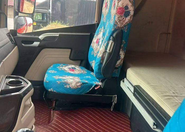 青岛解放 460马力 载货车