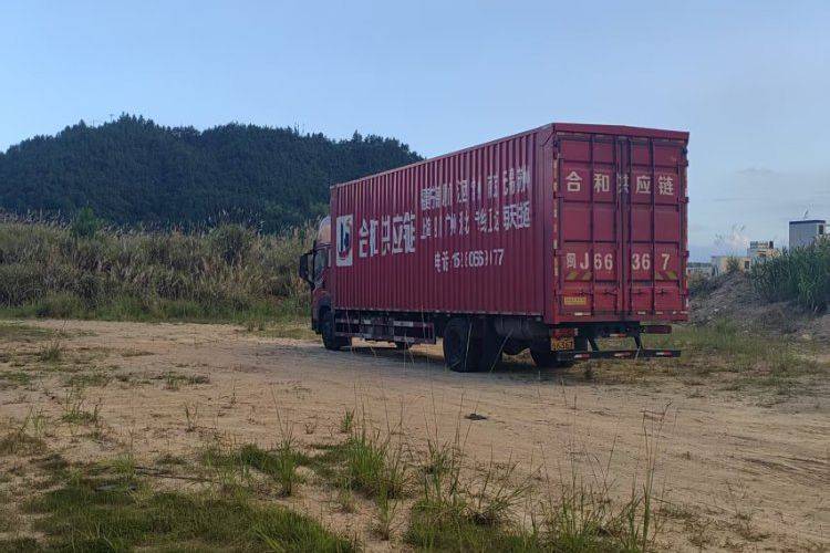 二手青岛解放 300马力 载货车